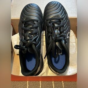 Nike soccer shoes cleats size 1.5 youth black new jr legend 10 club tf